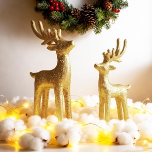 Ensemble de 2 statues élégantes de rennes dorés - Décoration de table de Noël, figurines de cerfs sur pied, paire décorative pour la décoration du salon - Product Image 3