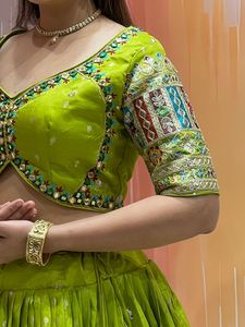 Exclusivo Chaniya Choli de Seda Banarasi con Bordado a Mano con Espejos y Dupatta de Organza, Traje Festivo Nupcial para Mujer - Product Image 4