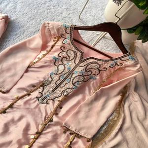 VASTRA COTTAGE Atasan Chinon Desainer dengan Renda Koin Emas dan Bordir Payet, Dupatta Mikro, Pakaian Pesta - Product Image 5