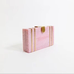 Sac à main personnalisé en résine ILAHI fait main avec chaîne, bandoulière, imprimé sérigraphié noir et blanc à carreaux, pour usage quotidien - Product Image 1
