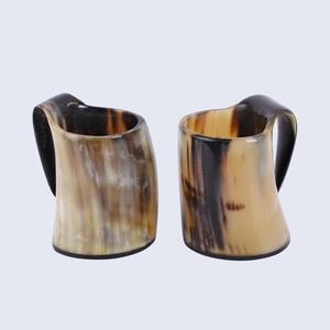 Mug en corne de buffle naturelle polie, fait main, style Viking, pour boire de la bière, avec base en bois, disponible au meilleur prix du marché. - Product Image 5