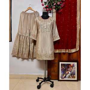 Conjunto de traje XL de diseñador con Secuencia y trabajo de hilo - Product Image 2