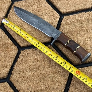Couteau de survie Bowie en acier Damas fait main sur mesure, pointe droite, manche en Micarta, entretoises en laiton, bolster en Damas - Product Image 3