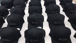 หมวกแก๊ปทรง Trucker แบบสั่งทำจาก Protect Style Apparels ขอบโค้ง ผ้าฝ้ายนุ่ม เย็บอย่างมืออาชีพ พร้อมโซ่ประดับด้านหน้า - Product Image 3