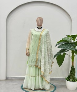 Ensemble haut, sharara et dupatta en coton de luxe, avec broderie fantaisie en géorgette, travail de sequins et zari, multicolore, pour tenue de fête, prix de gros, ethnique - Product Image 4