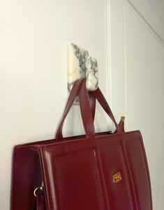 Porte-manteau mural Art Déco en marbre naturel éco-responsable, fabriqué à la main par TCE, accessoire mural haut de gamme pour la maison, l'hôtel et la vente au détail - Product Image 1