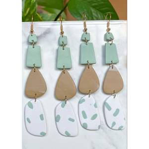 Boucles d'oreilles en résine haut de gamme, accessoires élégants en cristal, pour fêtes, occasions décontractées et festives, fabriquées à la main, durables, RR ENTERPRISES - Product Image 1