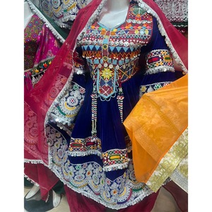 Un vestido tradicional estilo frock con bordados a mano de estilo antiguo y artesanía en seda, con el último diseño y la mejor calidad. - Product Image 2