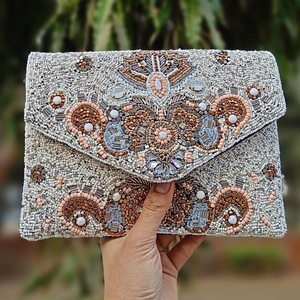 Bolso de mano bordado con cuentas de semillas hecho a mano, estilo vintage para mujeres modernas. - Product Image 6