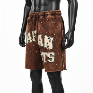 Shorts en molleton de coton premium 340 GSM, effet délavé, marron vintage, avec patch en chenille clouté, logo personnalisé, pour homme - Product Image 4