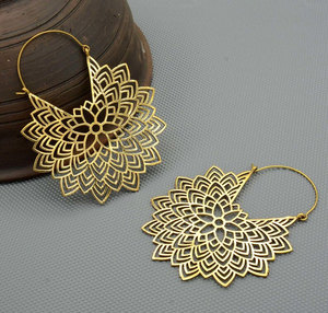 Boucles d'oreilles créoles faites à la main en perles dorées, style tribal bohème minimaliste ethnique, bijoux de Bali par Hari Om Creations - Product Image 2