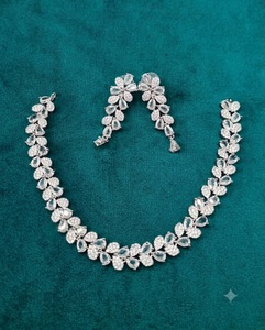 Conjunto de collar delicado con diseño de hojas y pendientes a juego, ideal para recepciones. Venta al por mayor de conjuntos de joyería para fiestas. Fabricante de conjuntos de joyería. - Product Image 6