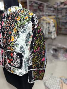 เสื้อแจ็คเก็ตผู้หญิงลายดอกไม้แบบควิลท์ คอจีน แขนยาว ปักมือ ติดกระดุม ใส่ได้ในฤดูใบไม้ร่วง มีกระเป๋าปะ  เหมาะเป็นของขวัญสำหรับเธอ - Product Image 5