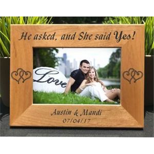 Cadre photo en bois personnalisé gravé au laser, cadre photo de mariage ou de fiançailles, cadeau en bois personnalisé pour les couples, décoration, cadre photo - Product Image 1