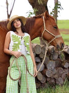 Chaleco Hawaiano Acolchado de Algodón 2026 de Calidad Premium para Mujer, Blanco con Hojas de Helecho Verde Lima y Cuello Festoneado, Estilo Natural - Product Image 1