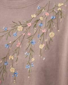 Camiseta de Mujer Color Beige Taupe Personalizada con Bordado Floral, Cuello Redondo, Algodón Suave, Manga Corta, Informal, Ligera, para Verano - Product Image 4