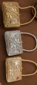 Bolso de Noche de Metal de Lujo con Colgante de Borla Ornamentada, Acabado Dorado, Bolso de Mano de Diseñador para Bodas, Fiestas y Eventos Nupciales - Product Image 2