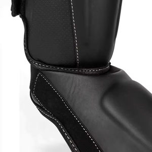 Protège-tibias en cuir multisports pour adultes Hawk, offrant une grande polyvalence, une couche extérieure durable et une protection en mousse souple. - Product Image 5