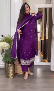 Nouvelle tenue de fête Salwar Kameez, broderie lourde avec travail de fils et de sequins, en pure soie Chinnon lourde, pour occasions spéciales. - Product Image 5