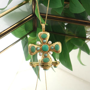Collier pendentif croix audacieux plaqué or avec pierres précieuses, chrysocolle, accents de zircon cubique aqua et perle naturelle, bijoux en laiton. - Product Image 3