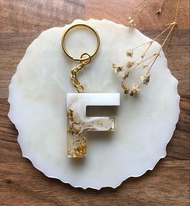 Porte-clés personnalisé en résine avec initiale, porte-clés lettre fait main, pendentif de sac unique et coloré, et décoratif - Product Image 6