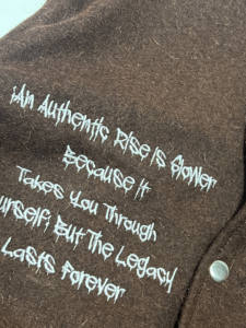 Chaqueta universitaria personalizada de alta calidad con bordado de parches para hombre, estilo bomber de béisbol, con mangas de cuero, talla grande. - Product Image 4