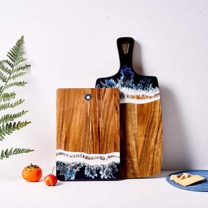 Planche à découper en bois naturel et résine, planche à découper en époxy faite à la main pour la préparation et le service des aliments en cuisine - Product Image 3
