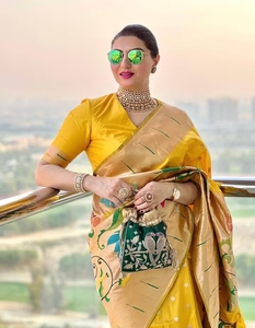 Sari en soie Pathani jaune traditionnel KV avec chemisier non cousu pour les occasions festives - Sans plis et réversible - Product Image 2