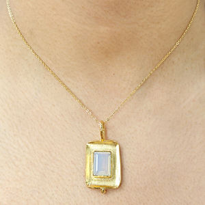 Collier tendance de luxe avec pendentif en opalite rectangulaire, chaîne en or plaqué 18 carats, collier statement. - Product Image 2