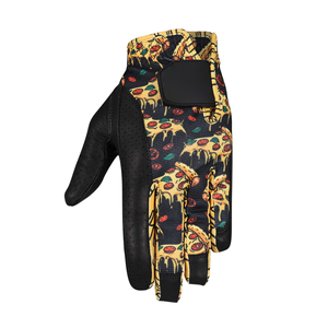 Gants de golf antidérapants à doigts complets avec imprimé tranches de pizza, paume en cuir noir, dos en maille extensible, panneaux jaunes en forme de fromage sur les doigts, compatibles avec les écrans tactiles - Product Image 1