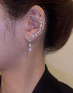 Pendientes contemporáneos tipo Ear Climber con diamantes de laboratorio en forma de pera, joyería curva llamativa, oro y plata, certificado IGI, lujo unisex - Product Image 4