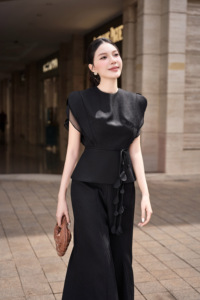 Blusa Elegante Negra para Mujer, Cuello Redondo, Manga con Volantes en Capas, Peplum, con Cinturón Hecho a Mano, Estilo Casual de Oficina, ODM OEM SOLI - Product Image 3