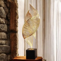 Sculpture en fil métallique style flamme dorée moderne avec base noire, accent décoratif pour la maison, le salon, le bureau et la table.