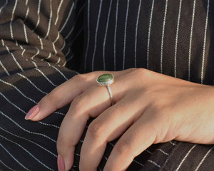 Bague artisanale en laiton avec pierre verte pour femme, design minimaliste rond cabochon, style vintage, bijou bohème fait main, cadeau - Product Image 5