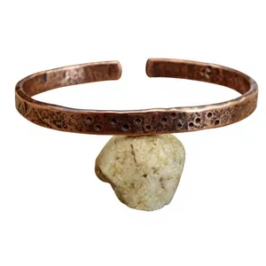 Brazalete de Cobre Sólido Texturizado Martillado Hecho a Mano, Joyería Metálica de Moda con Diseño Exquisito - Product Image 1