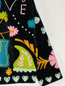 Veste Suzani en velours noir brodée • Manteau bohème floral multicolore • Fait main pour festival • Artistique - Product Image 4
