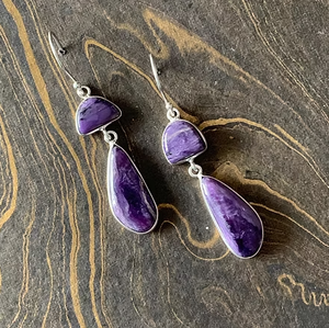 Elegantes Pendientes Largos de Plata de Ley 925 con Dos Piedras Charoita en Forma de Lágrima, Diseño Clásico Minimalista - Product Image 3