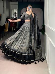 Lehenga Choli en soie de créateur avec dupatta imprimé, tenue de mariée et de fête, dupatta en dentelle pour commandes en gros - Product Image 2