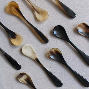 Ensemble d'ustensiles de cuisine en corne de buffle faits à la main de haute qualité, cuillère et fourchette de service en corne de vache polie pour salade, à prix abordable - Product Image 1