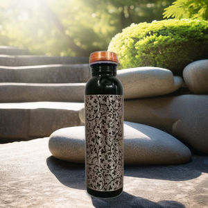 ขวดน้ำทองแดงพิมพ์ลายดอกไม้สีดำ ดีไซน์ลายสีเบจ ฝาปิดกันรั่ว ใช้ซ้ำได้ ขวดน้ำดื่มสำหรับใช้ในชีวิตประจำวัน - Product Image 1