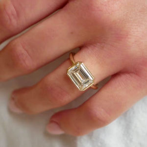 Magnifique bague solitaire en or massif 14 carats avec diamant taille émeraude de 2,01 carats, cultivé en laboratoire, sertie clos, pour femme, cadeau de mariage ou de fête pour amies - Product Image 1