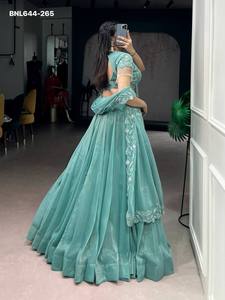 Nouvelle Tendance Élégante : Ensemble Lehenga-Choli et Dupatta pour Femme avec Broderie de Pièces d'Or, Perles et Fil – Mode Féminine - Product Image 5