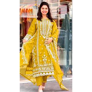 Costume de fête indien et pakistanais de créateur avec pantalon et Dupatta élégant pour les occasions spéciales - Product Image 2