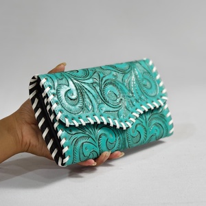 Cartera Larga de Mujer Hecha a Mano con Cierre Plegable, Cuero Genuino Turquesa Repujado, Estilo Bohemio - Product Image 1