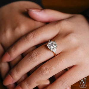 Bague de Fiançailles et de Mariage pour Femme en Moissanite Certifiée IGI, Plaqué Rhodium Couleur Or, Coupe Émeraude, Forme Triangle, Tendance - Product Image 4