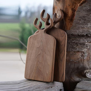 Planche à découper en bois de noyer avec une poignée unique en bois de cerf sculpté à la main, grain naturel riche, idéale pour couper les légumes - Product Image 3