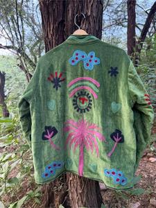 Veste élégante en velours vert brodée de fleurs Suzani, manches longues, col montant, faite à la main, style bohème, vêtement d'extérieur pour l'automne - Product Image 6