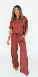 Ensemble décontracté 2 pièces pour femme, rouge rouille, haut à manches courtes col rond et pantalon large - Product Image 2