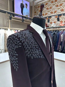 Traje de Blazer Bordado Color Vino Oscuro para Hombre – Esmoquin de Diseñador para Bodas y Fiestas con Bordado Metálico y Broche de Cadena - Product Image 2