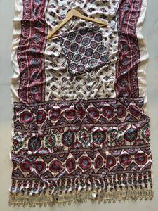 Robe de soirée premium pour femme en semi-soie modale, ornée de broderies miroir et d'un bordure richement décorée de latkan, longueur cheville, infroissable et extensible - Product Image 5